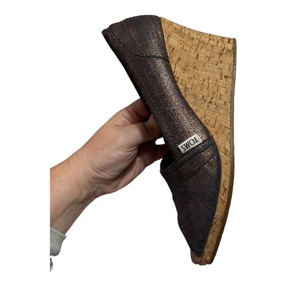 Toms Women's Metallic Copper Calypso Peep Toe Wedge Shoe Size 9.5W - Picture 3 of 13